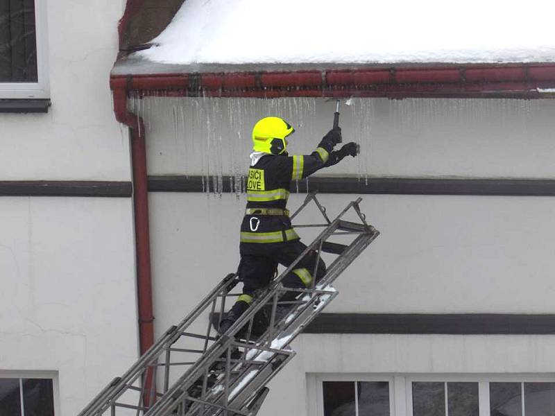 Hasiči v Jílovém odstraňují sníh ze střech