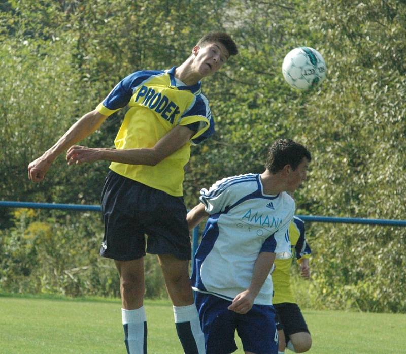 VÍTĚZSTVÍ ZŮSTALO DOMA. Aneb Česká Kamenice B (žluté dresy) doma porazila Chřibskou 4:1.