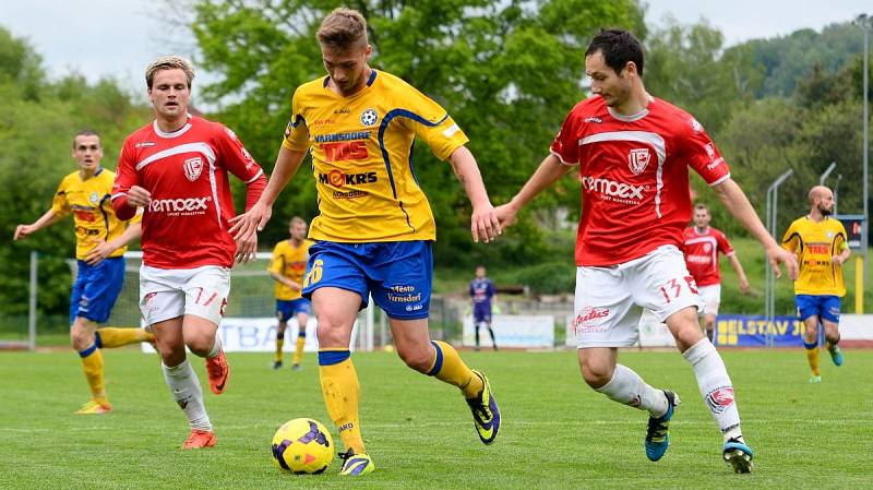 KOTLINA SE RADOVALA PO 2 MĚSÍCÍCH. Varnsdorf (ve žlutém) doma porazil Pardubice 2:1.