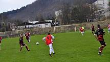 ŠLUKNOV JEDE. Fotbalisté Plastonu (v červeném) vyhráli v Děčíně nad Unionem 4:1.