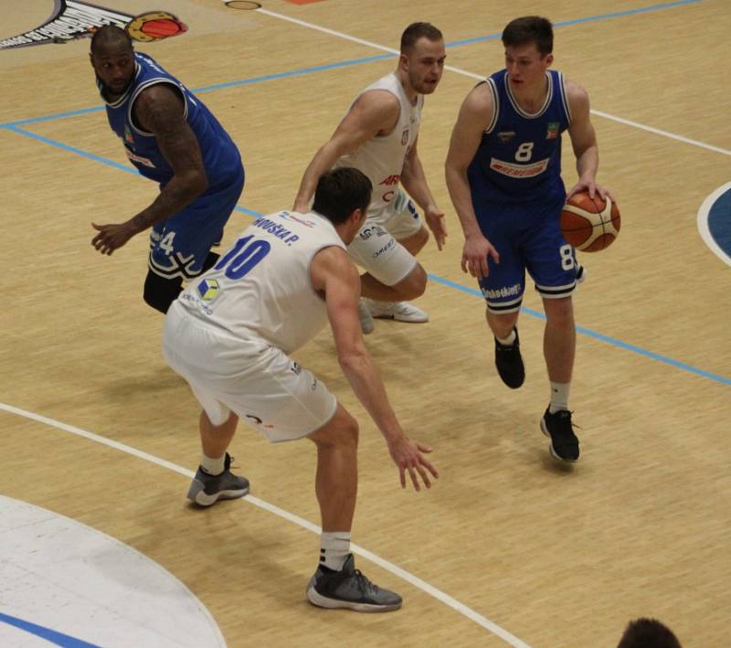 VYHOŘELI. Děčínští basketbalisté doma nestačili na USK Praha.