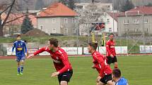 REMÍZA. Fotbalisté Varnsdorfu (v modrém) doma remizovali s Chrudimí 2:2.