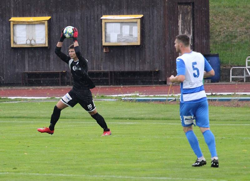 SELHÁNÍ. Fotbalisté Varnsdorfu (ve žlutém) nezvládli derby, doma nestačili na Ústí nad Labem.