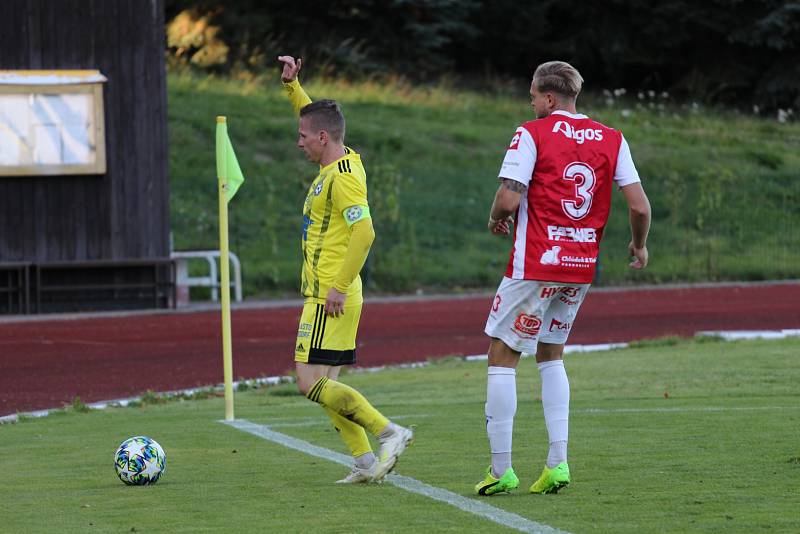 PORÁŽKA. Fotbalisté Varnsdorfu (ve žlutém) podlehli Pardubicím 1:2.