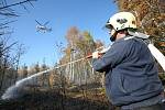 Lesní požár u Tisé hasiči likvidují už druhý den