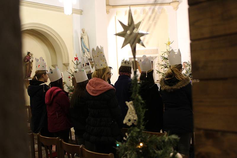 Žehnání tříkrálovým koledníkům v kostele svatého Františka z Assisi v Děčíně.