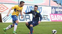 CENNÝ SKALP. Varnsdorf (tmavé dresy) porazil ligové Teplice 1:0.