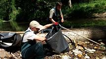 Ostrov odpadků v říčce Kamenici uklidili pracovníci národního parku.