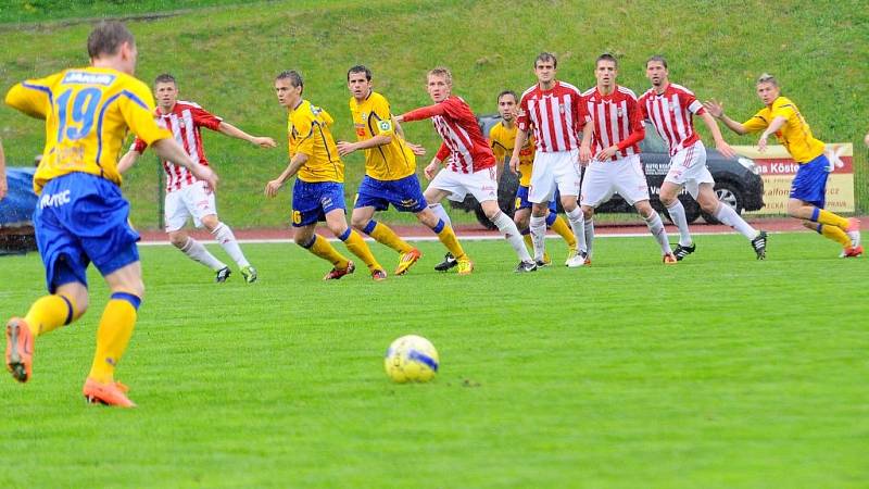 REMÍZA. FK Varnsdorf (žlutá) vs. Viktoria Žižkov 1:1.