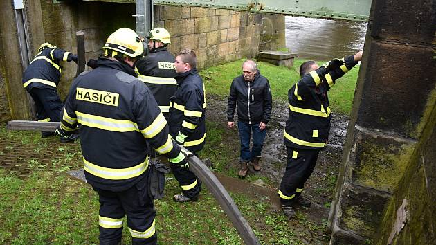 V Děčíně pod Tyršovým mostem vztyčili dobrovolní hasiči protipovodňovou stěnu.