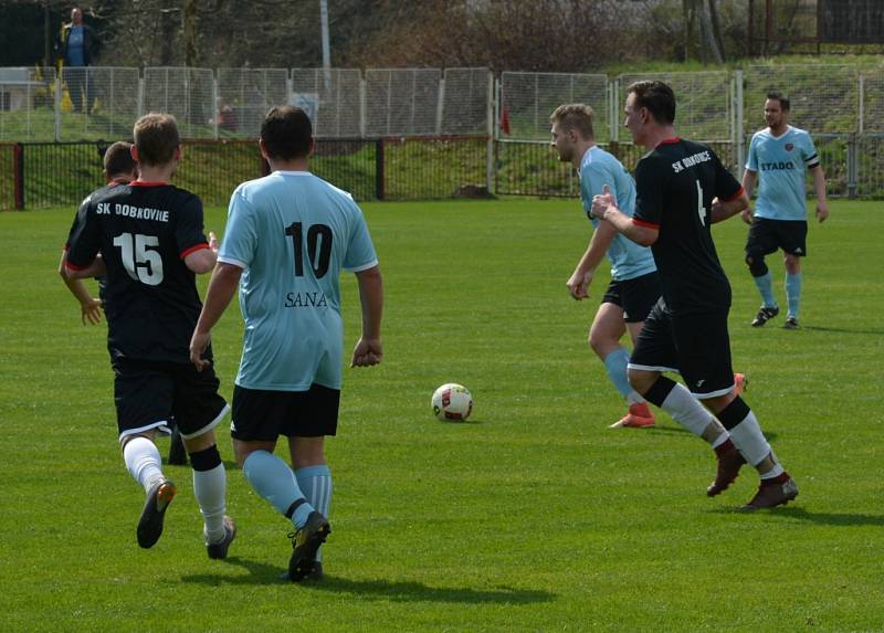 DOBKOVICE (tmavé dresy) vyhrály 3:2 v Děčíně nad Unionem.