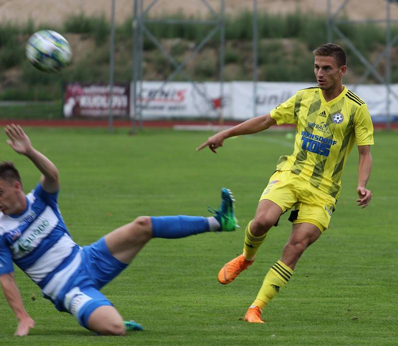 SELHÁNÍ. Fotbalisté Varnsdorfu (ve žlutém) nezvládli derby, doma nestačili na Ústí nad Labem.