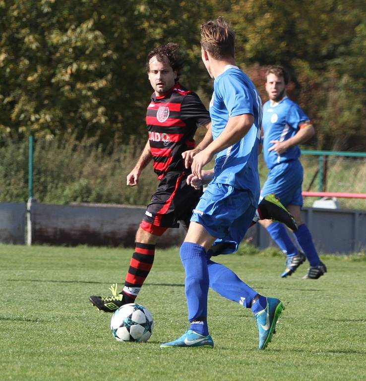 OBRAT. Fotbalisté Jiříkova (v modrém) doma porazili Union Děčín 4:2.