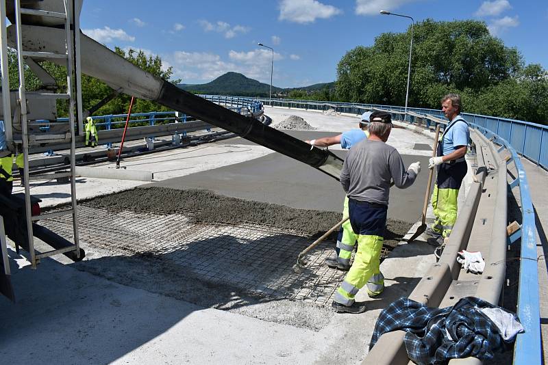 V Děčíně pokračuje oprava Nového mostu.