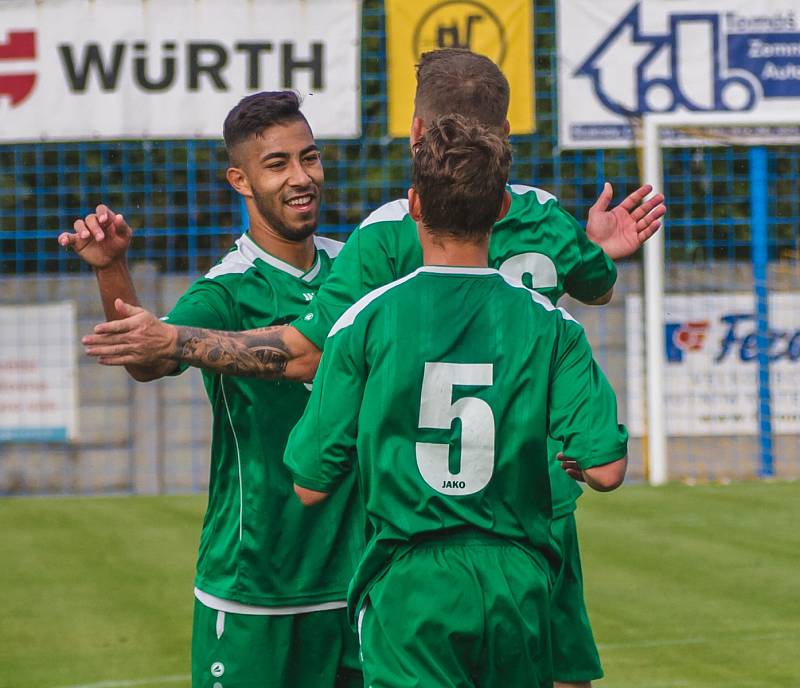 JASNÁ VÝHRA. Fotbalisté Vilémova (v zeleném) doma porazili Kadaň 4:0.