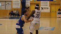 BRAVO! Děčínští basketbalisté (v bílém) porazili USK Praha i potřetí.