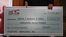 Šek na milion korun přijeli v úterý dopoledne předat do Děčína zástupci z amerického městečka Cedar Rapids. 