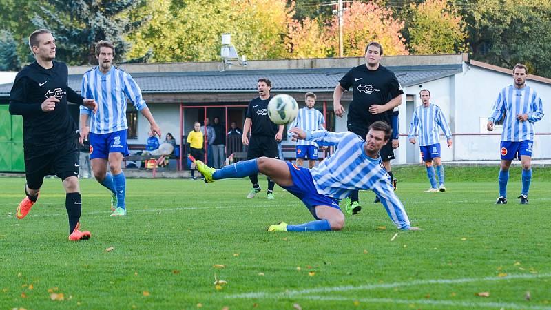 LÍDR. Fotbalisté Jiřetína pod Jedlovou (pruhované dresy) doma porazili Verneřice 8:0.