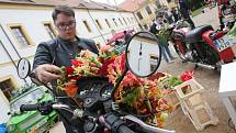 Letošní mezinárodní floristická soutěž Děčínská kotva nalákala diváky na zámecké nádvoří. Soutěžící zdobili květinami auta a motocykly.