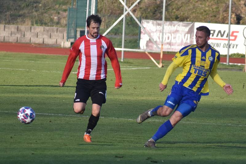 Fotbalisté Varnsdorfu (žlutomodré dresy) doma prohráli 1:3 se Žižkovem.