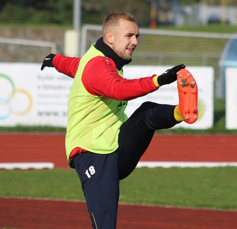 FOTBALISTÉ VARNSDORFU (ve žlutém dresu) přivítali doma Sokolov.