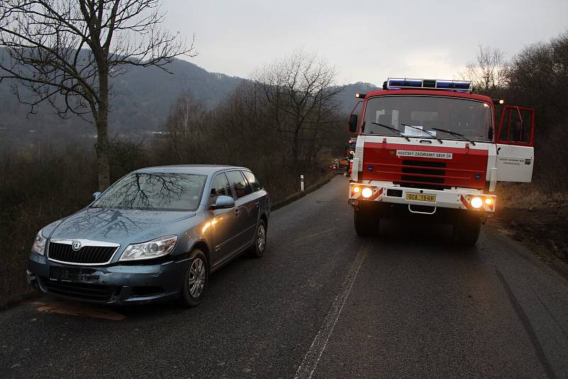 Kamion s vysypaným nákladem ucpal silnici z Děčína na Českou Lípu.