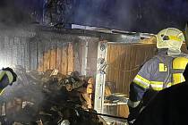 Zásah u požáru přístřešku se dřevem v Jiřetíně pod Jedlovou.