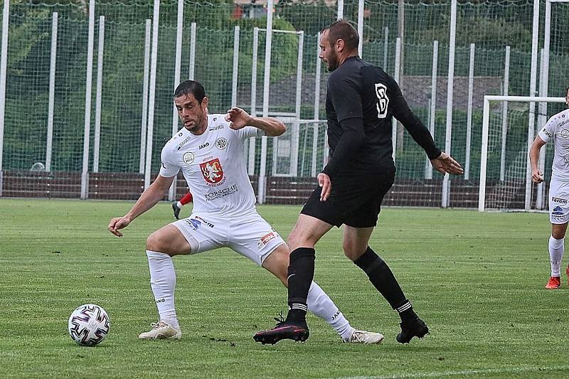 Fotbalisté Štětí (černé dresy) prohráli na půdě ligového nováčka z Hradce Králové 1:6.