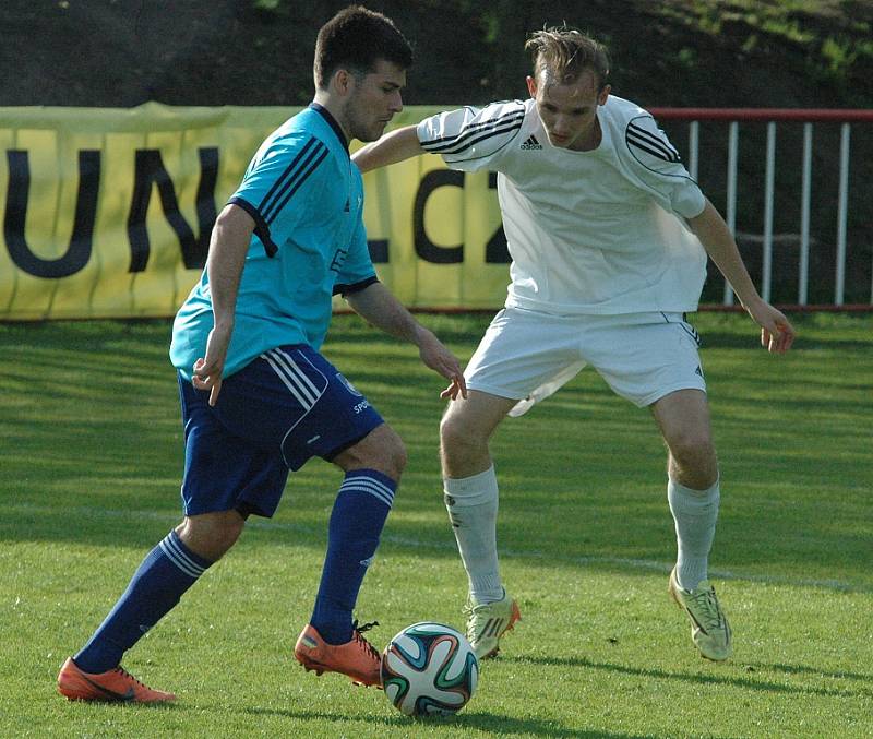 FOTBALISTÉ MODRÉ (bílé dresy) doma porazili Spořice 4:2.