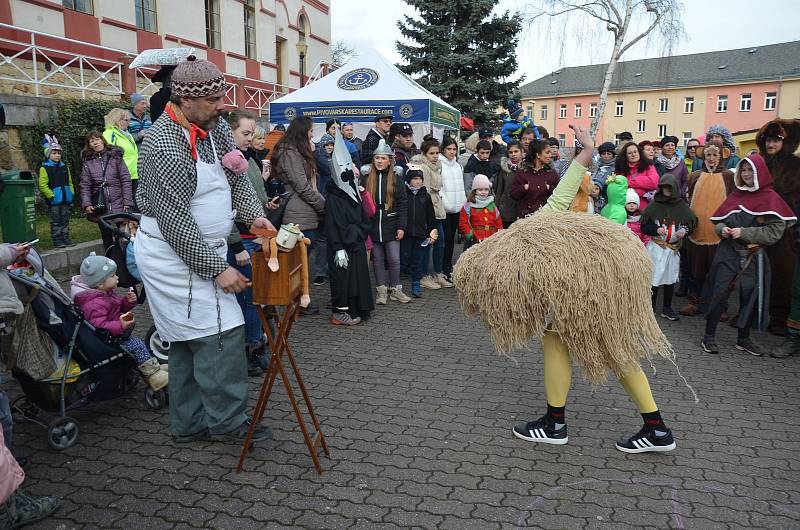 Děčínem prošel masopust ze zoo pod zámek.