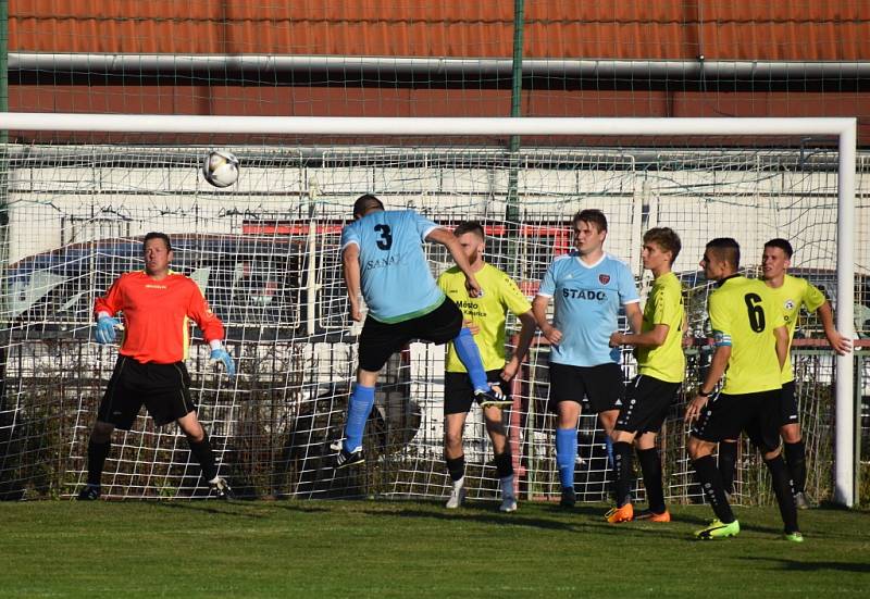 Union Děčín (modrá) doma nestačil na Českou Kamenici a prohrál 1:2.