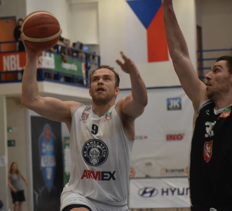 Basketbalisté Děčína v prvním utkání předkola play-off hostili na domácí palubovce Hradec Králové.