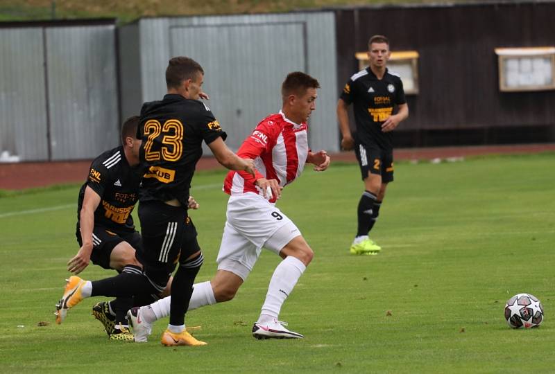 Fotbalisté Varnsdorfu (černé dresy) doma porazili Žižkov 2:1.