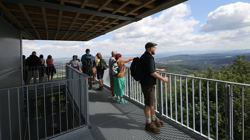 Nově otevřená rozhledna na vrchu Luž u Mařenic, která je umístěna na německé části vrcholu je v obležení českých i německých turistů.