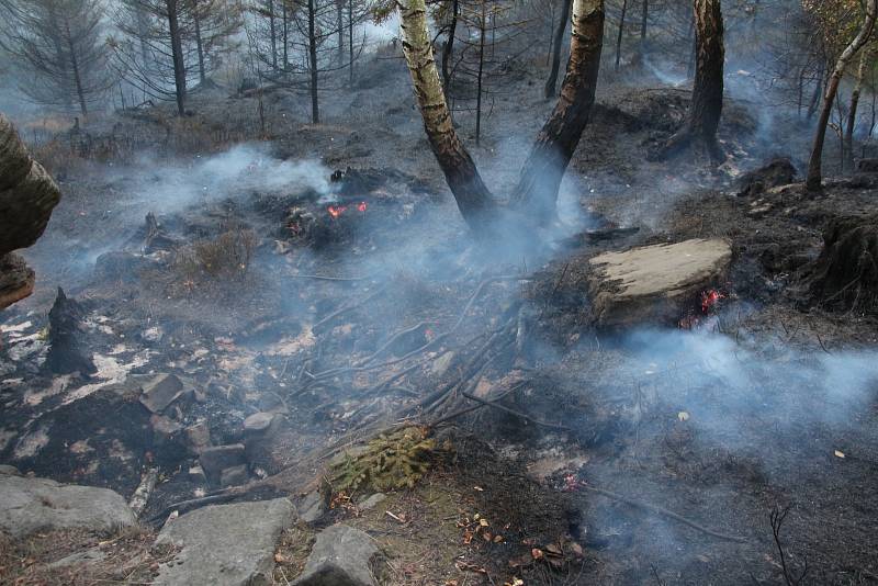 Požár mezi Sněžníkem a Ostrovem