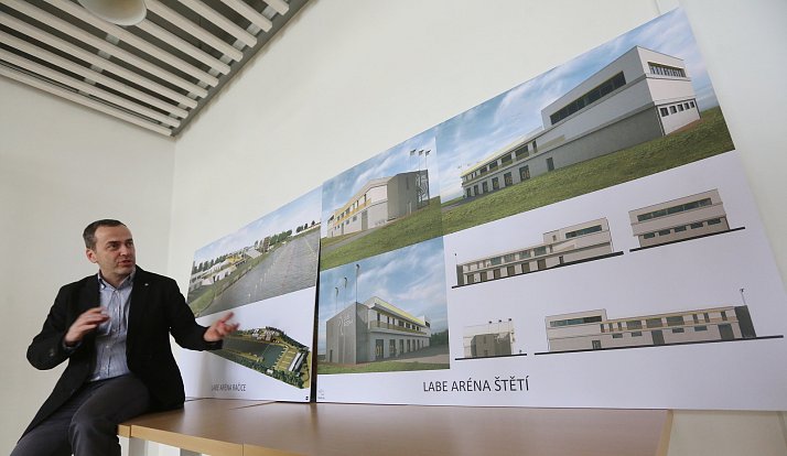 Krajský architekt by mohl hovořit i do podoby velkých investic Ústeckého kraje, jakou byla například Labe aréna ve Štětí. Na snímku při její prezentaci ředitel arény Michal Kurfirst.