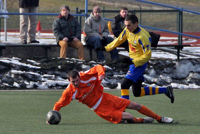 Fotbalisté Varnsdorfu (ve žlutém) nestačili v generálce na druhou ligu na Českou Lípu.