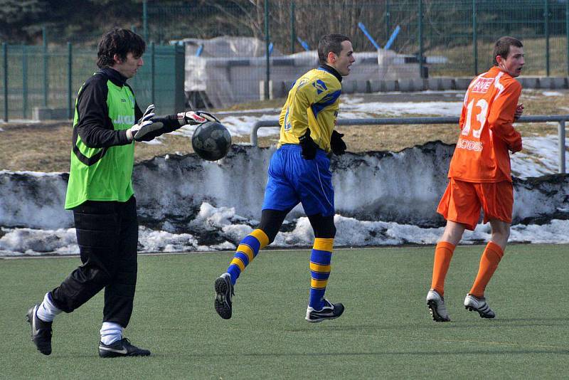 Fotbalisté Varnsdorfu (ve žlutém) nestačili v generálce na druhou ligu na Českou Lípu.