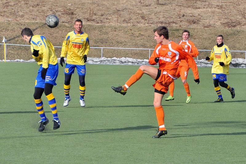 Fotbalisté Varnsdorfu (ve žlutém) nestačili v generálce na druhou ligu na Českou Lípu.