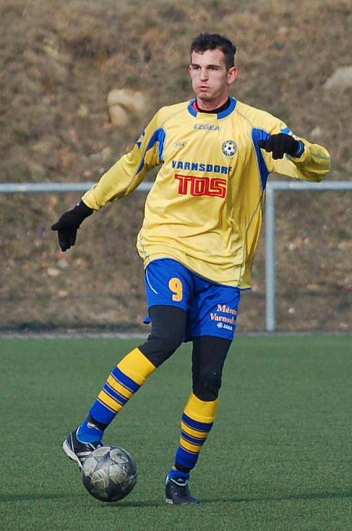 Fotbalisté Varnsdorfu (ve žlutém) nestačili v generálce na druhou ligu na Českou Lípu.