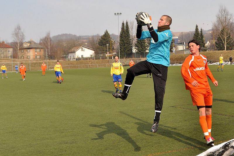 Fotbalisté Varnsdorfu (ve žlutém) nestačili v generálce na druhou ligu na Českou Lípu.