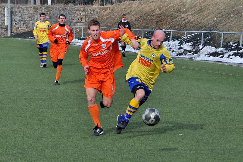 Fotbalisté Varnsdorfu (ve žlutém) nestačili v generálce na druhou ligu na Českou Lípu.