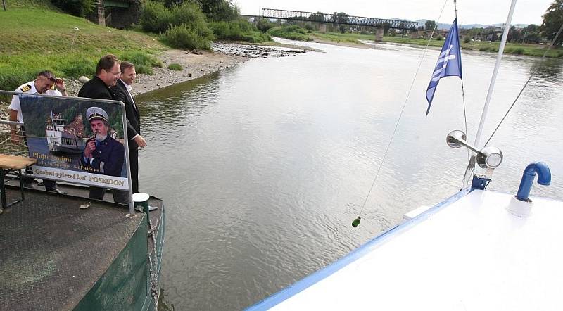 Novou loď pokřtil v pátek odpoledne na Smetanově nábřeží v Děčíně děčínský primátor Vladislav Raška a jeho ústecký kolega Jan Kubata.