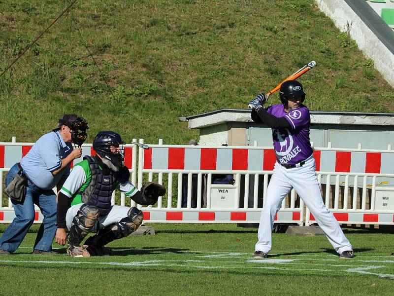 TURNAJ. Fotbalové hřiště v Dolní Poustevně hostilo softballový turnaj.