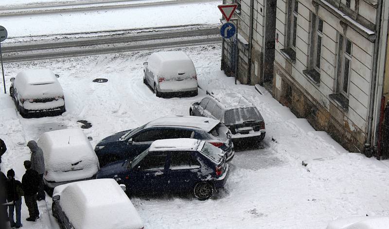 V Horské ulici se srazila tři auta.