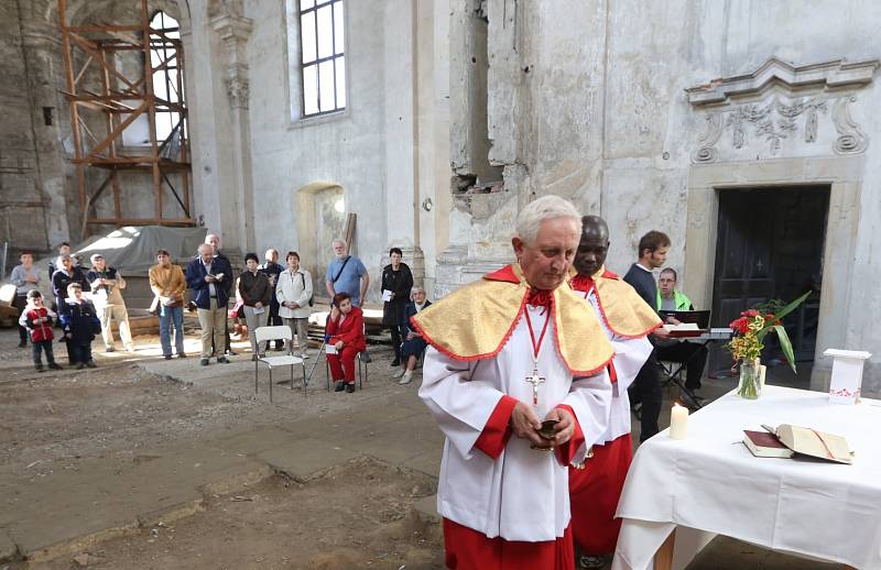 Do kostela sv. Václava  si v pondělí odpoledne našlo cestu na mši svatou několik desítek lidí.