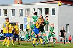 FOTBALISTÉ VARNSDORFU (ve žlutém) doma remizovali 2:2 s Vltavínem.