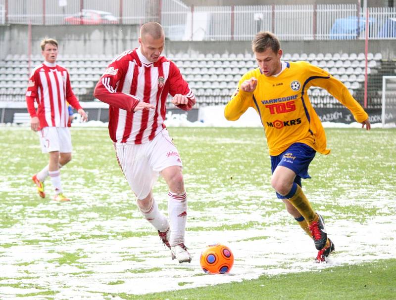 KRÁSNÁ PRÁCE. Varnsdorf (ve žlutém) vyhrál 2:0 na Žižkově.