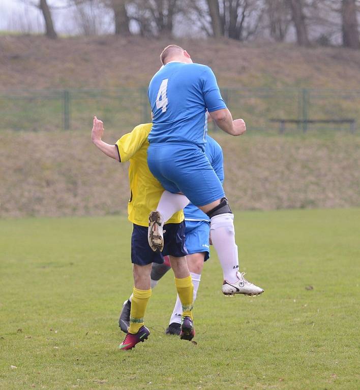 LÍDR USPĚL. Chřibská (ve žlutém) doma porazila 1:0 Staré Křečany.