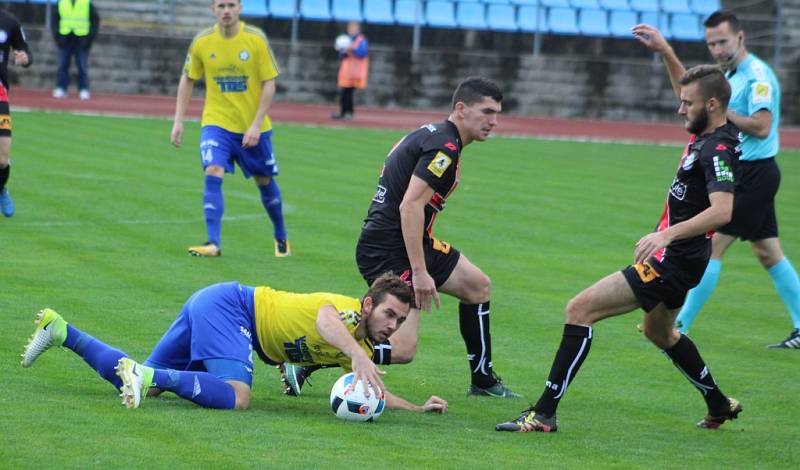 PRVNÍ VÍTĚZSTVÍ! Varnsdorf (ve žlutém) doma porazil Frýdek-Místek 1:0.